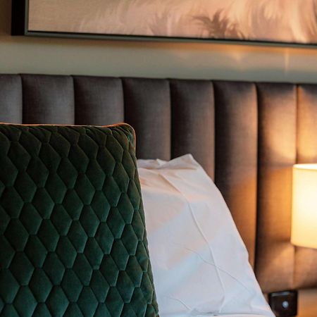 Peppers Marysville Extérieur photo A bed with a green headboard