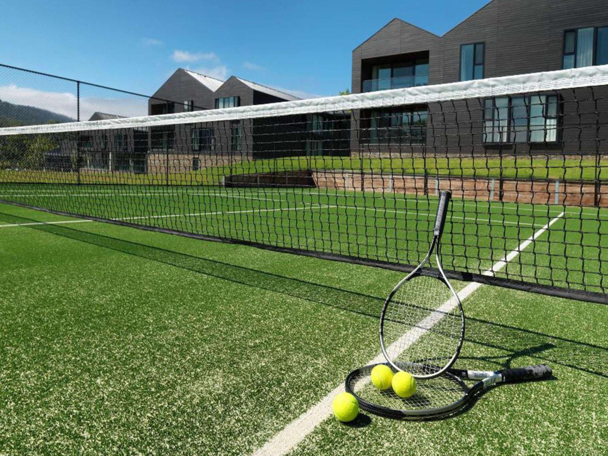 Peppers Marysville Extérieur photo Tennis balls and racket on a tennis court