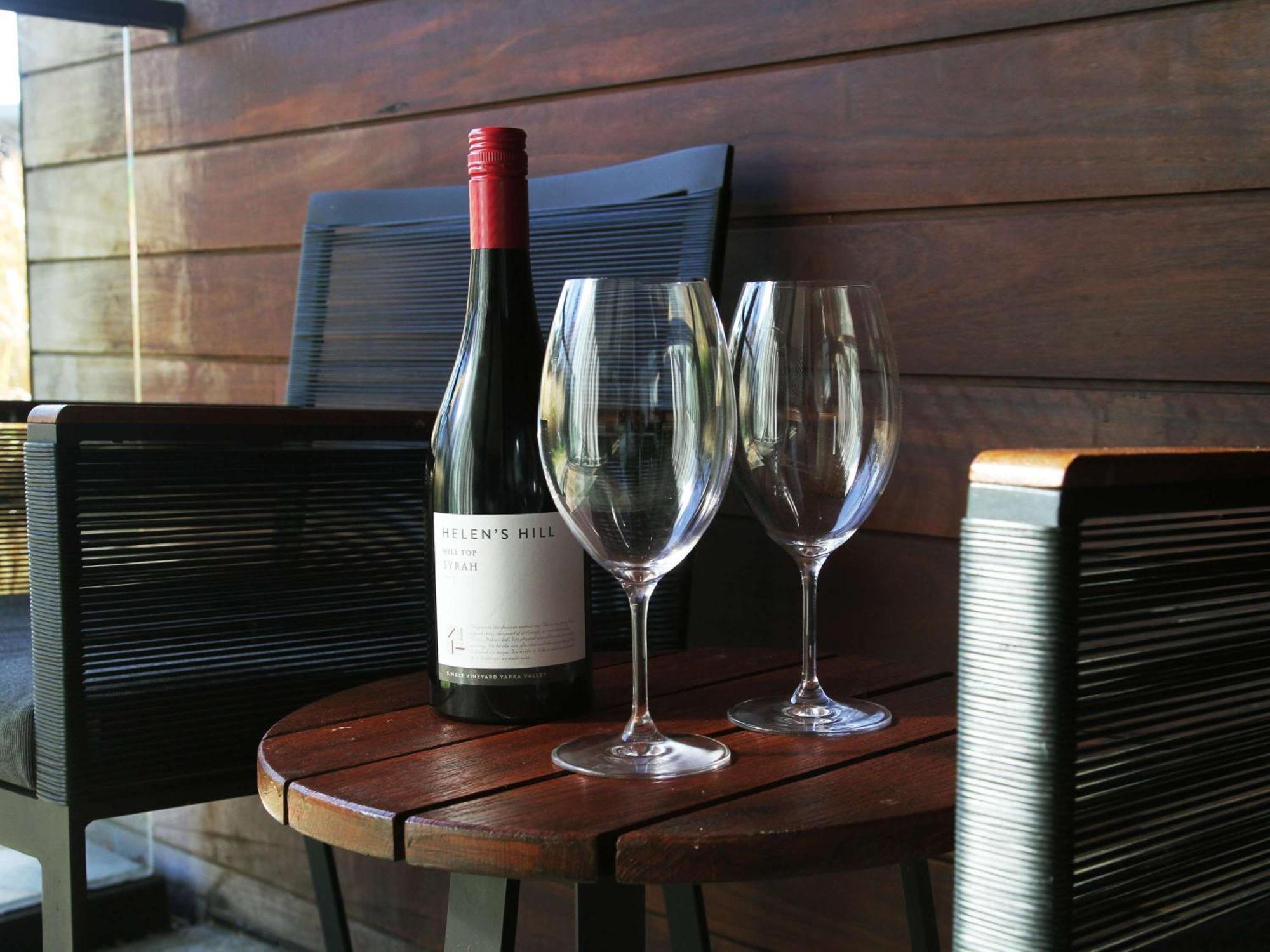 Peppers Marysville Extérieur photo A bottle of wine and two wine glasses