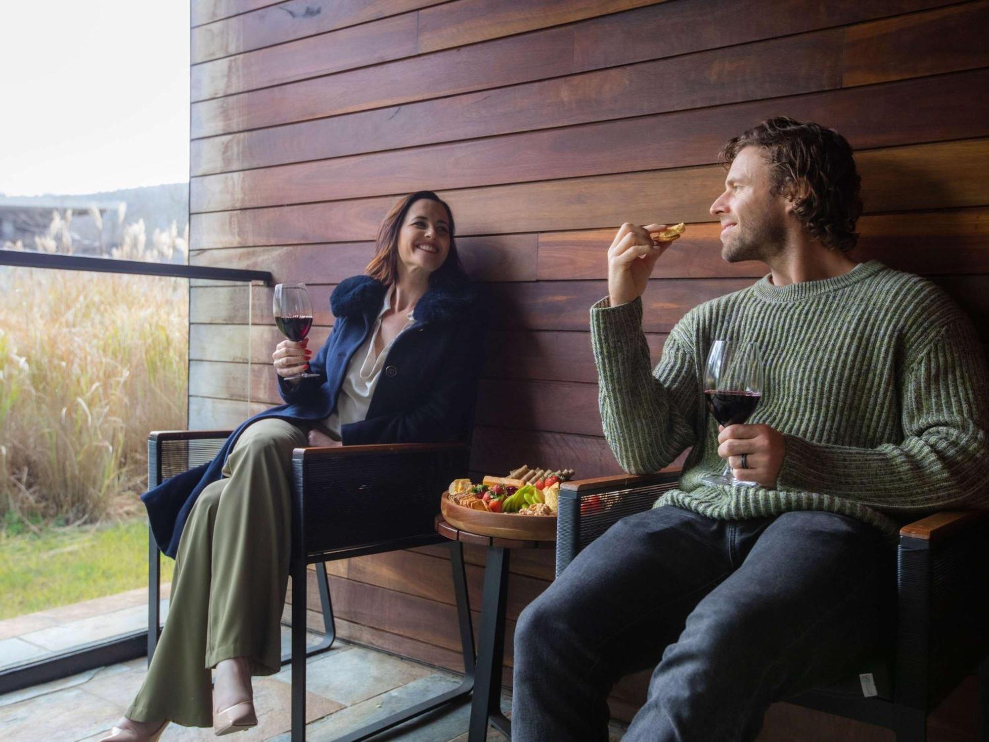 Peppers Marysville Extérieur photo A couple enjoying a glass of wine at the 1905 Cellar